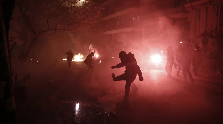 Επίθεση με μολότοφ σε αστυνομικούς στη Πατησίων
