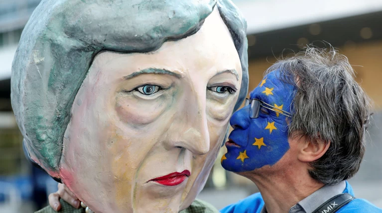 Σύνοδος ΕΕ: Παράταση του Brexit με δύο σενάρια ενέκριναν οι 27