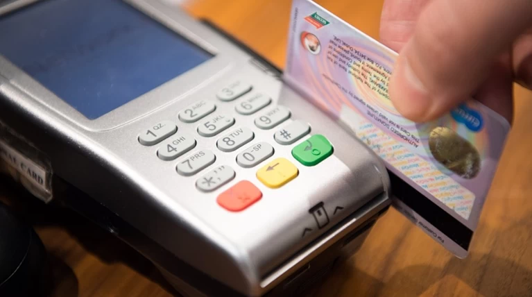 Ανενεργό το POS για 1 στους 4 επαγγελματίες