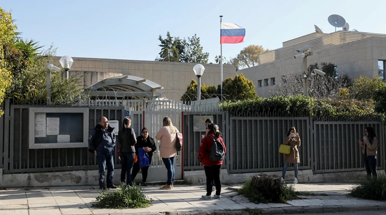 Χειροβομβίδα με 2.500 μεταλλικά σφαιρίδια στο Ρωσικό Προξενείο