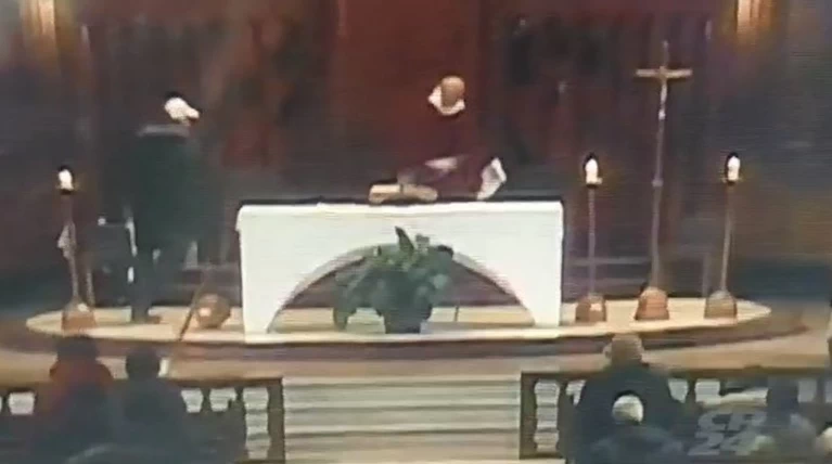 Μόντρεαλ: Επίθεση με μαχαίρι σε ιερέα σε live σύνδεση - Βίντεο