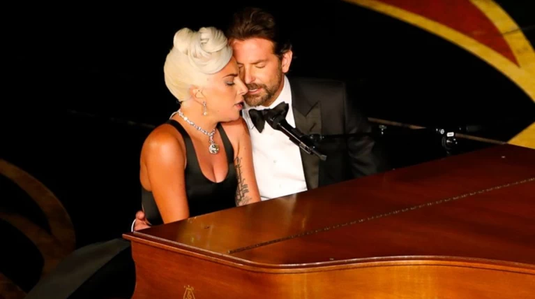 Αυτός που φλερτάρει η Lady Gaga δεν είναι ο Μπράντλεϊ , αλλά...