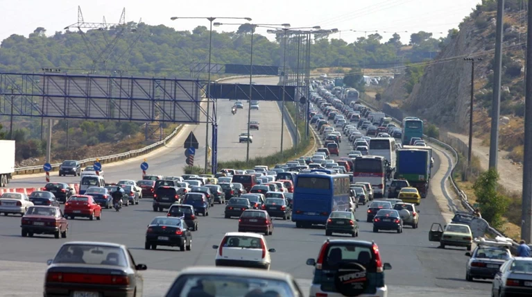 Ξεκίνησε η έξοδος για το τριήμερο: 70.000 ΙΧ εφυγαν από Αθήνα