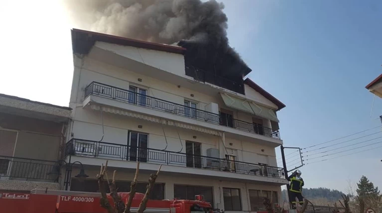 Πυρκαγιά σε διαμέρισμα στα Γρεβενά - Απεγκλωβίστηκε ηλικιωμένη