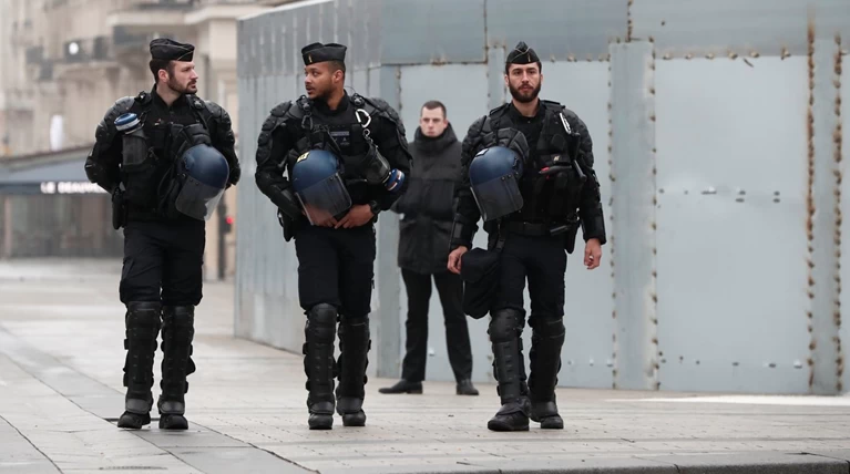 Στρατός και Αστυνομία ενάντια στα «κίτρινα γιλέκα» στο Παρίσι
