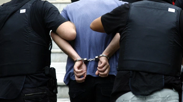 Έσπαγαν βιτρίνες και ρήμαζαν καταστήματα στον Πειραιά