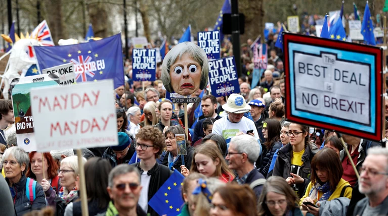 Λονδίνο:Εκατοντάδες χιλιάδες στο δρόμο ζητούν νέο δημοψήφισμα για το Brexit