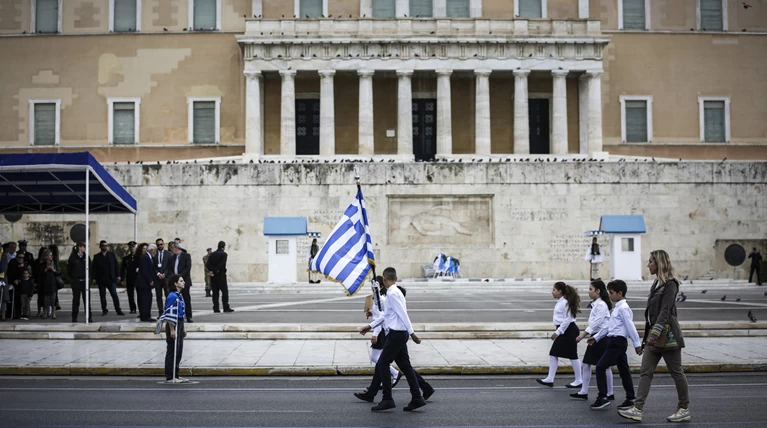 Μαθητική παρέλαση την Κυριακή: Ποιοι δρόμοι κλείνουν-Τα μέτρα της Τροχαίας