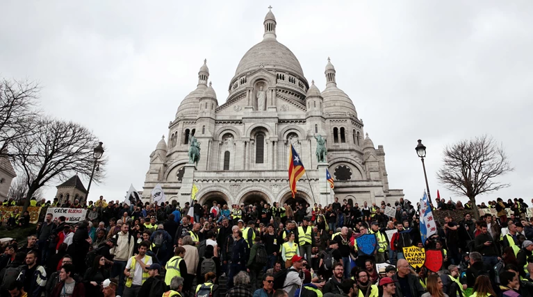 Συγκρούσεις στις διαδηλώσεις των κίτρινων γιλέκων στη Γαλλία