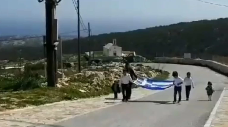 Παρέλαση με τρεις μαθητές και τη σημαία στη Γαύδο