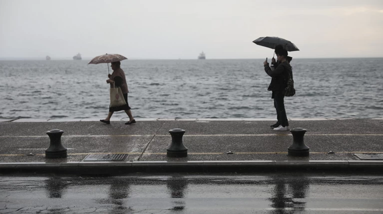 Πτώση θερμοκρασίας και βροχές μετά την 25η Μαρτίου: Ο καιρός έως την Πέμπτη