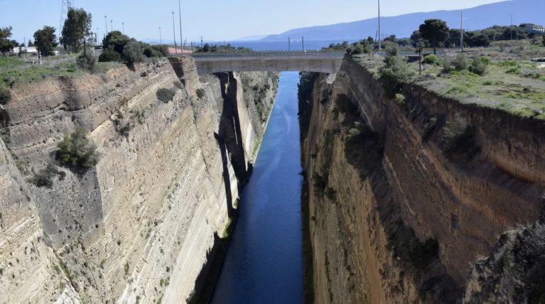 Τραγωδία στην Κόρινθο: Άντρας έπεσε από τη γέφυρα του Ισθμού