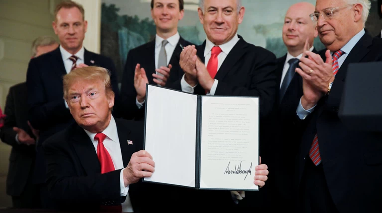 Tραμπ: Υπέγραψε το διάταγμα που αναγνωρίζει κυριαρχία του Ισραήλ στo Γκολάν