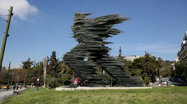 Βαρώτσος: Η υπουργός επιδίδεται στην τέχνη του ανήθικου. Επιμένει η Ζορμπά.