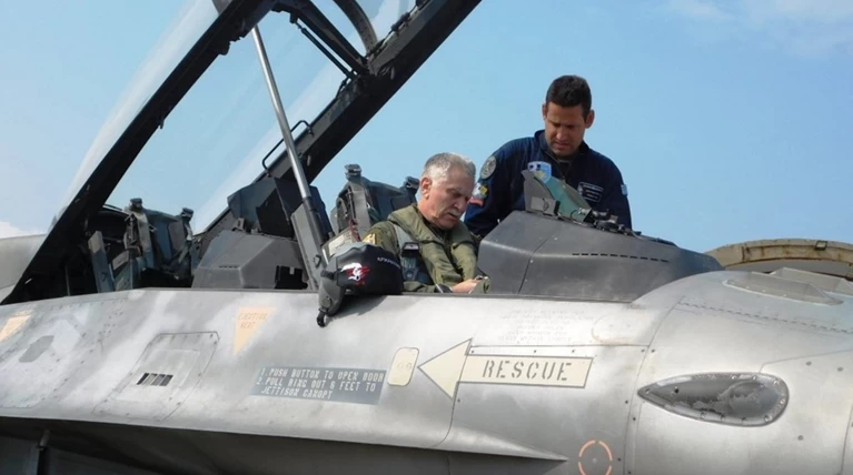 Με F-16 στη Λήμνο ο αρχηγός ΓΕΕΘΑ με τον ίδιο πιλότο