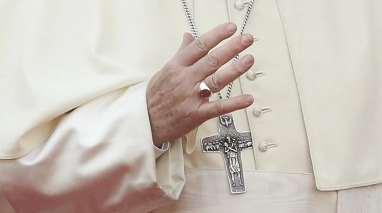 Λύθηκε το μυστήριο γιατί ο Πάπας τραβούσε το χέρι του, από τους πιστούς