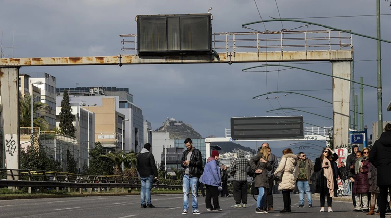Εκτροπή οχημάτων στην άνοδο της Συγγρού λόγω αστάθειας πινακίδας