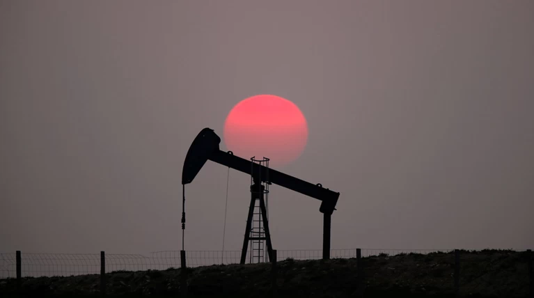 Η τιμή του πετρελαίου  προς τη μεγαλύτερη τριμηνιαία άνοδο από το 2009