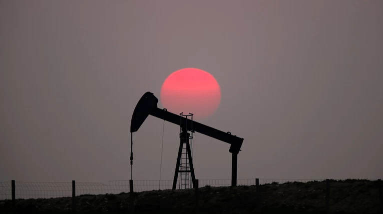 Η τιμή του πετρελαίου προς τη μεγαλύτερη τριμηνιαία άνοδο από το 2009