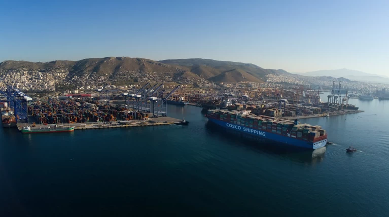 Handelsblatt: Το λιμάνι του Πειραιά φέτος θα ξεπεράσει τη Βαλένθια