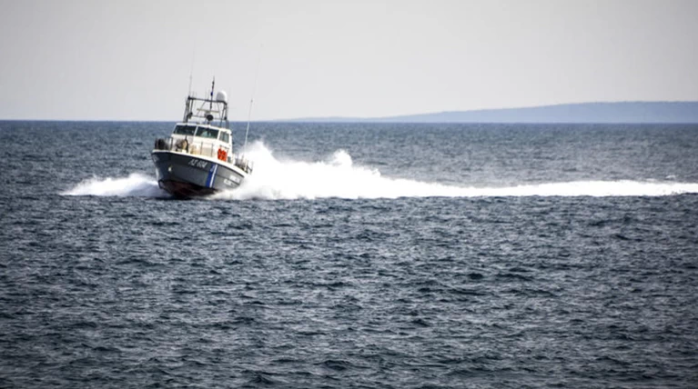 Μηχανική βλάβη σε ιστιοφόρο στον Σαρωνικό με 10 επιβαίνοντες