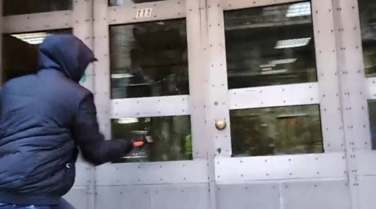 To βίντεο από την επίθεση του Ρουβίκωνα στα γραφεία του ΔΕΔΔΗΕ