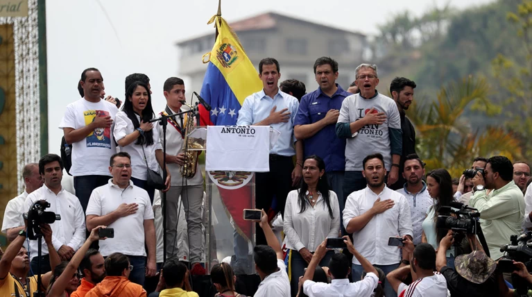 Βενεζουέλα: Με δακρυγόνα διαλύθηκε συγκέντρωση του Γκουαϊδό