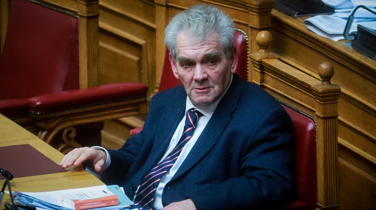 Βουλή: Κάλυψη σε Ξεπαπαδέα και Πετσίτη από τον Παπαγγελόπουλο