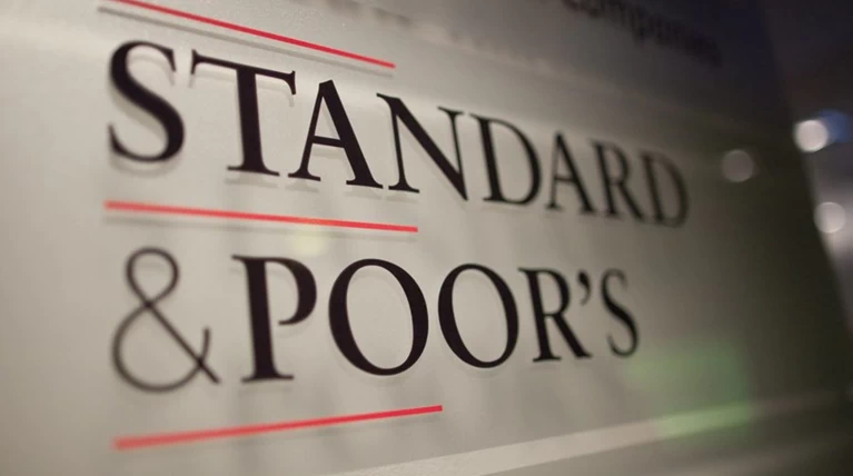 Γιατί «συγκρατήθηκε» η S&P: Θετικά σχόλια και προειδοποιήσεις
