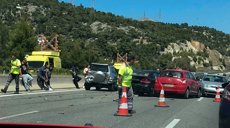 Καραμπόλα στην Κινέττα: Μεγάλο μποτιλιάρισμα στην ε.ο. προς Αθήνα