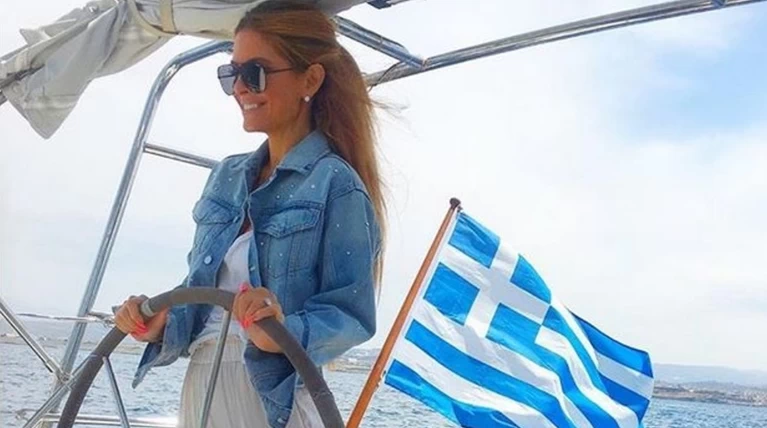 Μαρία Μενούνος: Ηρθε στην Ελλάδα και το διαφημίζει παντού