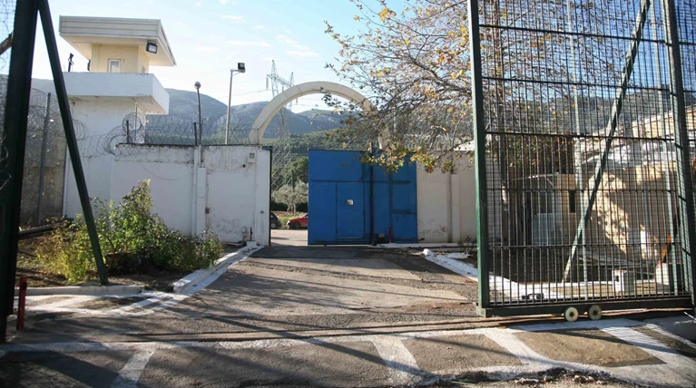 Απόδραση από Αυλώνα: Γρονθοκόπησε αστυνομικό ο ένας δραπέτης