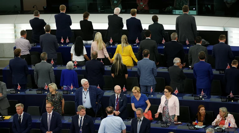 Υποκρισία ευρωβουλευτών του Brexit: Γύρισαν την πλάτη στον ύμνο της ΕΕ