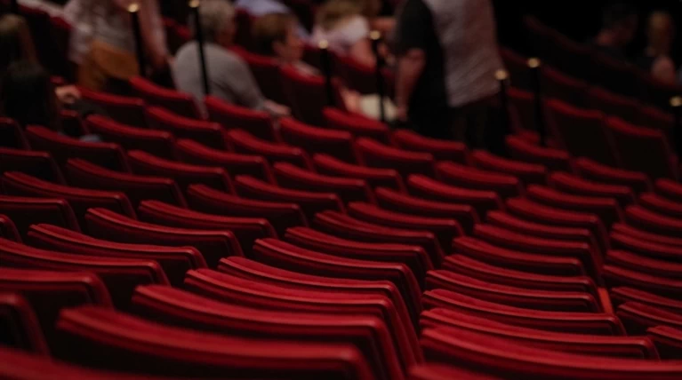 ΟΑΕΔ: Πότε αρχίζουν οι αιτήσεις για δωρεάν θέατρο