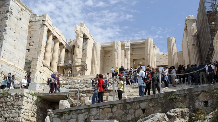 Χωρίς πρώτες βοήθειες η Ακρόπολη μέσα στον καύσωνα