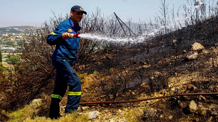 Υπό έλεγχο η φωτιά στα Σπάτα - Προσαγωγή 72χρονης ως ύποπτη εμπρησμού