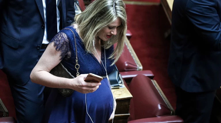 Μια εγκυμονούσα στη Βουλή: Νέα βουλευτής της ΝΔ ορκίστηκε στον 7ο μήνα της