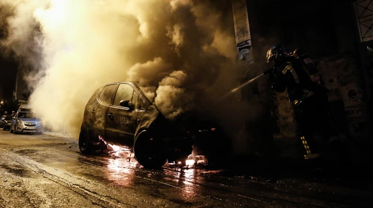 Τρεις εμπρησμοί αυτοκινήτων τα ξημερώματα σε Ασπρόπυργο και Άλιμο
