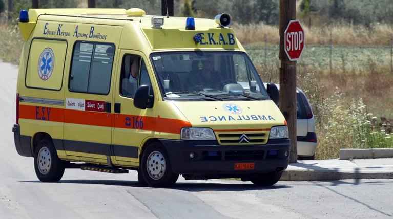 Τροχαίο στην παραλιακή, απεγκλωβισμός δύο ατόμων σε ΙΧ