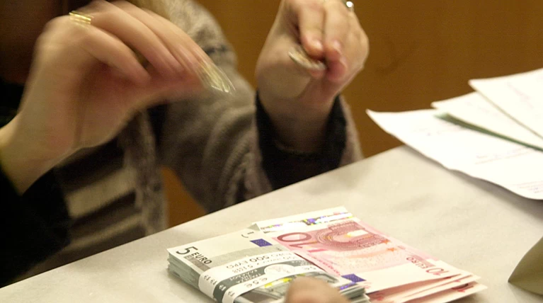 Τα δύο πρώτα φορολογικά νομοσχέδια με μείωση των φόρων