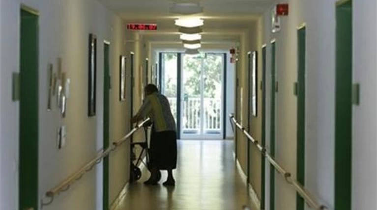 Υπόθεση ορθοπεδικών DePuy: Ενοχή για 13 από τους 22 κατηγορούμενους