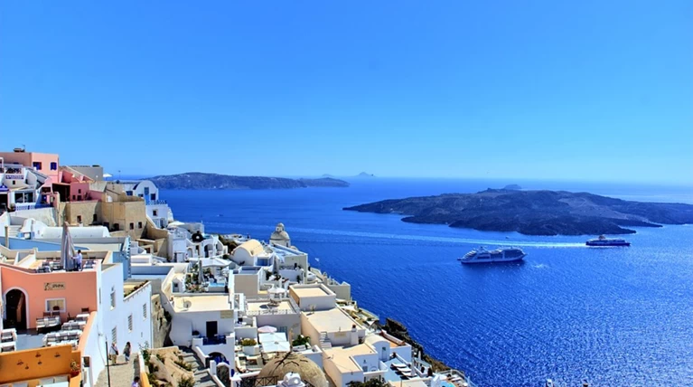 Απαγορεύτηκε ο απόπλους του Olympus από τη Σαντορίνη λόγω ρωγμών