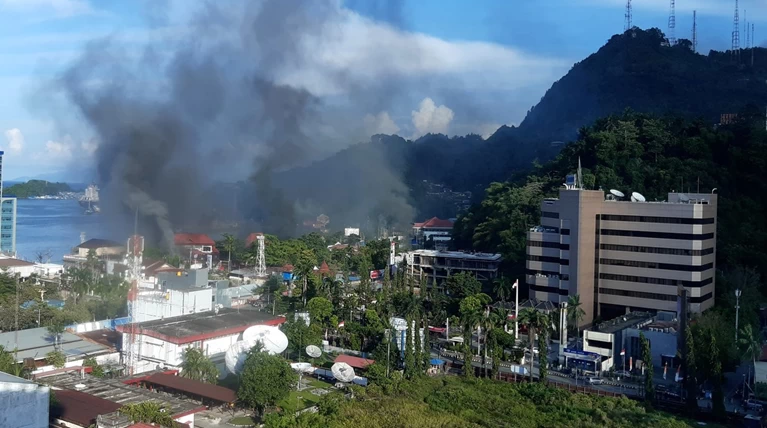 Ινδονησία: Ταραχές στην Παπούα με τους διαδηλωτές να καίνε κτίρια