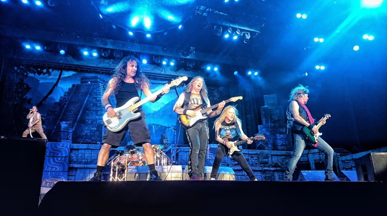 Οι θρυλικοί Iron Maiden μπήκαν στο γήπεδο & έπαιξαν ποδόσφαιρο (βίντεο)