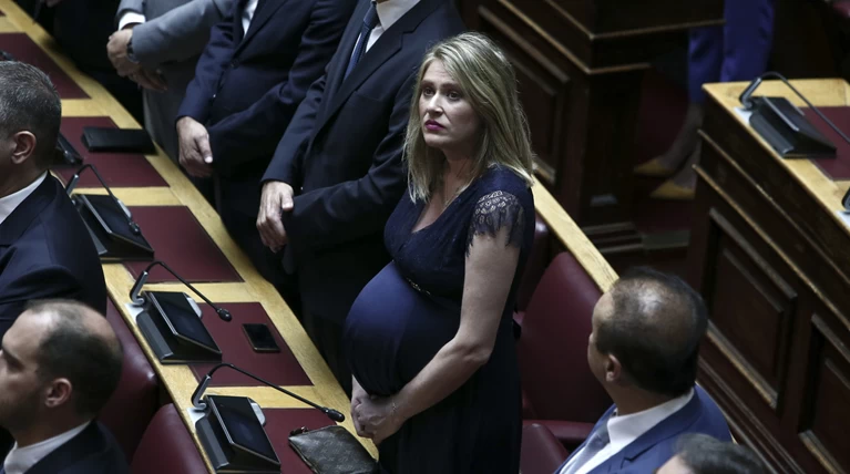 Γέννησε η βουλευτής που ορκίστηκε στον έβδομο μήνα της εγκυμοσύνης [Εικόνα]