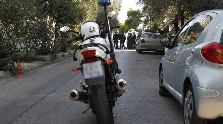 Παραβίαζαν εισόδους & μπαλκονόπορτες και «σάρωναν» τα σπίτια