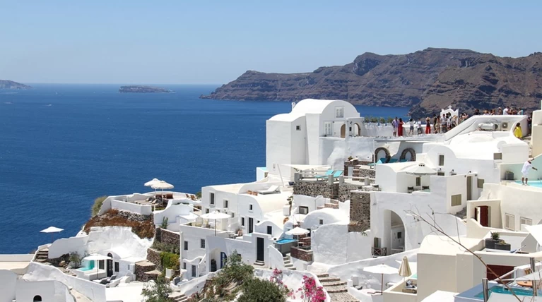 Συνελήφθη στη Σαντορίνη με πιστόλι, χειροβομβίδα & ναρκωτικά