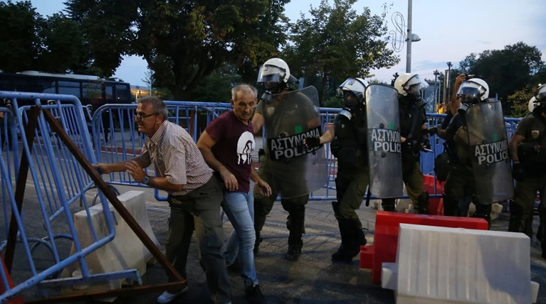 Ένταση και μικροεπεισόδια στις πορείες στη ΔΕΘ