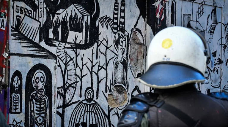 Συμπλοκή καταληψιών και αλλοδαπών τη νύχτα στην πλατεία Βάθη
