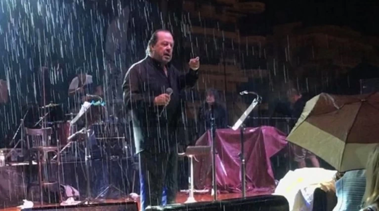 Ο Γιάννης Πάριος «πλακώθηκε» με δήμαρχο σε συναυλία: Μην λες εξυπνάδες